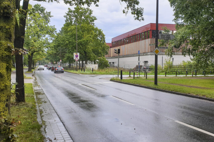 Die Stadt Langenhagen baut die Kreuzung Theodor-Heuss-Straße / An der Neuen Bult aus. Sie investiert gut 600.000 Euro, um dort sichere Übergänge für Fußgänger und Radfahrer zu schaffen.