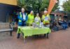 Um 12 Uhr hatten sie bereits die 150 Belohnungstüten vor der Post auf dem Marktplatz an regelkonforme Radfahrende ausgegeben. (vo.li) Arnold Rüstmann, Ulla Beckmann-Spörer, Angelina Becker und Dr. Reinhard Spörer