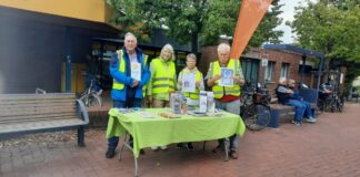 Um 12 Uhr hatten sie bereits die 150 Belohnungstüten vor der Post auf dem Marktplatz an regelkonforme Radfahrende ausgegeben. (vo.li) Arnold Rüstmann, Ulla Beckmann-Spörer, Angelina Becker und Dr. Reinhard Spörer