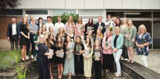 Die Absolventinnen und Absolventen des ersten Jahrgangs der generalistischen Pflegeausbildung an der MHH.