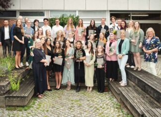 Hannover: MHH gratuliert erster „Generation“ Die Absolventinnen und Absolventen des ersten Jahrgangs der generalistischen Pflegeausbildung an der MHH.