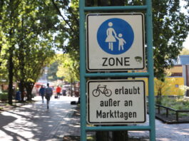Schild: Radfahren erlaubt, außer an Markttagen