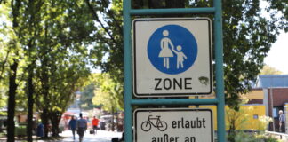 Schild: Radfahren erlaubt, außer an Markttagen