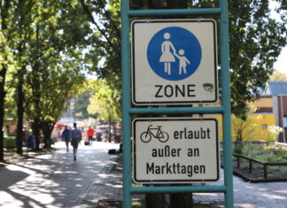 ADFC Langenhagen appelliert: Regeln einhalten für Radfahrende an Markttagen Schild: Radfahren erlaubt, außer an Markttagen