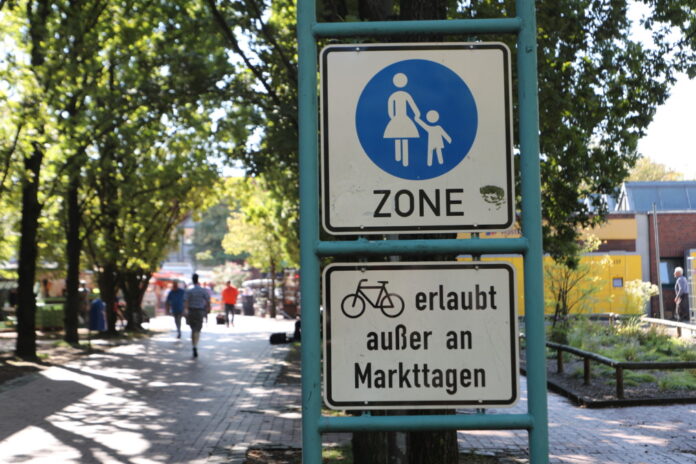 Schild: Radfahren erlaubt, außer an Markttagen