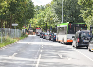 Pferderennen am 22. Oktober: Polizei und Stadt empfehlen den Renntagbesuchern ausreichend Zeit einzuplanen oder mit anderen Verkehrsmitteln zur Neuen Bult zu kommen Baustelle- Theodor-Heuss-Straße