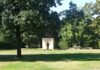 Skulptur am Anonymen Grabfeld auf dem Friedhof Grenzheide, bei dem es sich Wikipedia Kunst im öffentlichen Raum in Langenhagen – Wikipedia) zufolge um ein Friedhofsdenkmal handelt, das an die Vergänglichkeit mahnt.