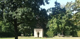 Skulptur am Anonymen Grabfeld auf dem Friedhof Grenzheide, bei dem es sich Wikipedia Kunst im öffentlichen Raum in Langenhagen – Wikipedia) zufolge um ein Friedhofsdenkmal handelt, das an die Vergänglichkeit mahnt.