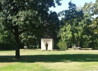 Langenhagener Impressionen für „Wiki Loves Monuments“ Skulptur am Anonymen Grabfeld auf dem Friedhof Grenzheide, bei dem es sich Wikipedia Kunst im öffentlichen Raum in Langenhagen – Wikipedia) zufolge um ein Friedhofsdenkmal handelt, das an die Vergänglichkeit mahnt.