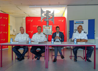 Landeshauptstadt erhält 111 neue Sirenenstandorte für Bevölkerungswarnung Bis zum 4. Quartal 2024 sollen in Hannover 111 neue Sirenenstandorte für die Bevölkerungswarnung aufgebaut werden. Die Feuerwehr stellte heute den ersten Standort auf dem Dach der IGS Roderbruch vor.