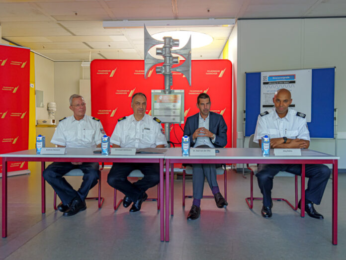 Bis zum 4. Quartal 2024 sollen in Hannover 111 neue Sirenenstandorte für die Bevölkerungswarnung aufgebaut werden. Die Feuerwehr stellte heute den ersten Standort auf dem Dach der IGS Roderbruch vor.