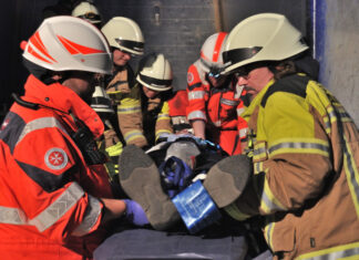 Feuerwehr-Übungseinsatz mit vielfältigen Aufgaben Feuerwehr Engelbostel/Schulenburg - Übung Menschenrettung