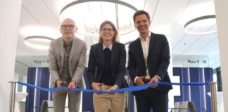 Regionspräsident Steffen Krach (rechts), Gebäudedezernentin Cordula Drautz und Philipp Loitzenbauer vom Architekturbüro Zymara Loitzenbauer Giesecke eröffnen das Service Center.