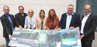 Gehen in Zukunft gemeinsame Wege: Rainer Weber (v.l.; Betriebsratsvorsitzender von regiobus), Wolfgang Toboldt (Aufsichtsratsvorsitzender der regiobus), Regina Oelfke (ÜSTRA Vorständin Finanzen & Recht sowie Geschäftsführerin regiobus), Elke Maria van Zadel (Vorstandsvorsitzende ÜSTRA und Geschäftsführerin regiobus), Denise Hain (ÜSTRA Arbeitsdirektorin, Vorständin Betrieb & Personal sowie Geschäftsführerin regiobus), Christian Bickel (Betriebsrats- sowie stellv. Aufsichtsratsvorsitzender der ÜSTRA) und Ulf-Birger Franz, Verkehrsdezernent der Region Hannover.
