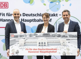 Hannover Hauptbahnhof wird zum XXL-Projekt für den Deutschlandtakt v. l. n. r. Hannovers Oberbürgermeister Belit Onay, Manuela Herbort, Konzernbevollmächtigte der DB für die Länder Niedersachsen und Bremen, Niedersachsens Verkehrsminister Olaf Lies