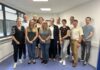 (vo.li.): Die erfolgreichen Absolventinnen und Absolventen Janina Schmidt, Carsten Geese, Lena Steinhauer, Tanja Sippel, Kerstin Rietschel, Lena Helle, Susanne Wesche, Mirko Heuer, Julia Sigosch, Roman Sickau, Peter Kleinsorge und Jan Hendrik Kobs.