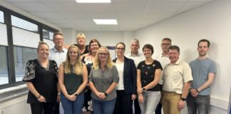 (vo.li.): Die erfolgreichen Absolventinnen und Absolventen Janina Schmidt, Carsten Geese, Lena Steinhauer, Tanja Sippel, Kerstin Rietschel, Lena Helle, Susanne Wesche, Mirko Heuer, Julia Sigosch, Roman Sickau, Peter Kleinsorge und Jan Hendrik Kobs.