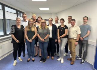 Erfolgreicher Abschluss von Angestelltenlehrgängen und Ausbildungen bei der Stadtverwaltung Langenhagen (vo.li.): Die erfolgreichen Absolventinnen und Absolventen Janina Schmidt, Carsten Geese, Lena Steinhauer, Tanja Sippel, Kerstin Rietschel, Lena Helle, Susanne Wesche, Mirko Heuer, Julia Sigosch, Roman Sickau, Peter Kleinsorge und Jan Hendrik Kobs.