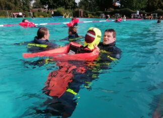 THW-Einsatzkräfte trainieren Notfall: Schwimmen in Einsatzkleidung Retten einer bewusstlosen Person