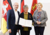 (v. l.): Erster Regionsrat Jens Palandt, Dr. Annemarie Schacher und Claudia Hopfe, stellvertretende Bürgermeisterin Stadt Langenhagen.
