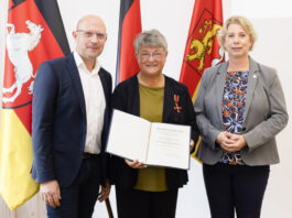 (v. l.): Erster Regionsrat Jens Palandt, Dr. Annemarie Schacher und Claudia Hopfe, stellvertretende Bürgermeisterin Stadt Langenhagen.