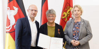 (v. l.): Erster Regionsrat Jens Palandt, Dr. Annemarie Schacher und Claudia Hopfe, stellvertretende Bürgermeisterin Stadt Langenhagen.