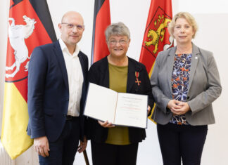 (v. l.): Erster Regionsrat Jens Palandt, Dr. Annemarie Schacher und Claudia Hopfe, stellvertretende Bürgermeisterin Stadt Langenhagen.