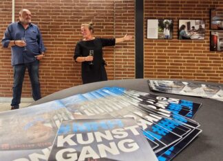 Isabel Winarsch stellt ihre Fotoausstellung „Angekommen“ vor Emotionale Vorstellung der Ausstellung, Andreas Kaiser, Vorsitzender Verein "Fotografie & Kommunikation e.V.", Isabel Winarsch, Fotografin