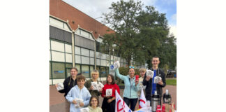 Schülerinnen und Schüler der IGS Langenhagen verteilen zusammen mit Corinna Meyer von der Klima- und Umweltschutzleitstelle der Stadt Langenhagen Brezeln und Kaffee an Pendler an der Straßenbahnhaltestelle Langenhagen Zentrum.