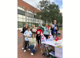 Pendlerfrühstück in Langenhagen Schülerinnen und Schüler der IGS Langenhagen verteilen zusammen mit Corinna Meyer von der Klima- und Umweltschutzleitstelle der Stadt Langenhagen Brezeln und Kaffee an Pendler an der Straßenbahnhaltestelle Langenhagen Zentrum.