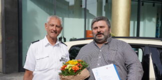 Der Leiter der Polizeiinspektion Hannover, Leitender Polizeidirektor Detlef Hoffmann, überreichte Ivan Vasiljevic eine Urkunde.