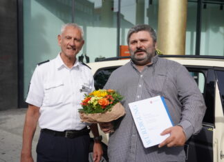 Taxifahrer vereitelt eine Straftat – Polizei würdigt am Tag der Zivilcourage sein Engagement Der Leiter der Polizeiinspektion Hannover, Leitender Polizeidirektor Detlef Hoffmann, überreichte Ivan Vasiljevic eine Urkunde.