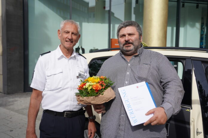 Der Leiter der Polizeiinspektion Hannover, Leitender Polizeidirektor Detlef Hoffmann, überreichte Ivan Vasiljevic eine Urkunde.