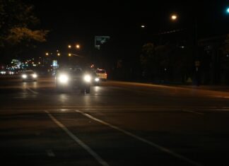 Aktion „Licht-Test 2023“ sorgt für mehr Sicherheit in der dunklen Jahreszeit PKW im dunkeln mit Beleuchtung