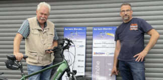 Prof. Dr.-Ing. Reinhard Spörer (li.), Sprecher ADFC Langenhagen und Stefan Hecht, Geschäftsführer Zweirad-Krüger