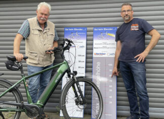 „Sei kein Blender“ ADFC Langenhagen und Zweirad-Krüger gemeinsam beim „Aktionstag Klima und Mobilität“ vertreten Prof. Dr.-Ing. Reinhard Spörer (li.), Sprecher ADFC Langenhagen und Stefan Hecht, Geschäftsführer Zweirad-Krüger