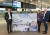 HAJ-Geschäftsführer Prof. Dr. Martin Roll, enercity-CEO Dr. Susanna Zapreva und HAJ-Geschäftsführer Maik Blötz, Geschäftsführer des Flughafens Hannover präsentieren den neuen Ladepark am Airport