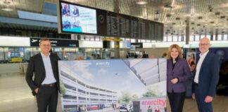HAJ-Geschäftsführer Prof. Dr. Martin Roll, enercity-CEO Dr. Susanna Zapreva und HAJ-Geschäftsführer Maik Blötz, Geschäftsführer des Flughafens Hannover präsentieren den neuen Ladepark am Airport