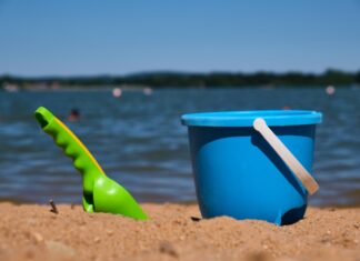 Wasserqualität an der Badeinsel Steinhude gut Strand - Eimer und Schaufel - Sommer
