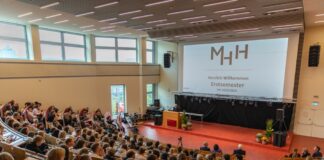 Begrüßung der Erstsemester durch MHH-Präsident Professor Dr. Michael Manns im Hörsaal F der MHH.