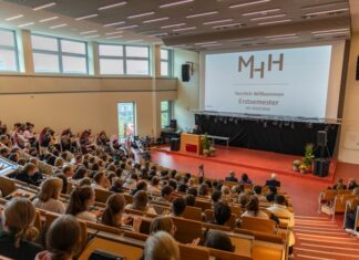 Semesterstart an der MHH: Die Hochschule begrüßt in dieser Woche ihre neuen Studierenden Begrüßung der Erstsemester durch MHH-Präsident Professor Dr. Michael Manns im Hörsaal F der MHH.