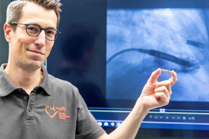 Alles in einer kleinen Kapsel: Professor Duncker zeigt den neuen elektrodenlosen Herzschrittmacher.