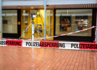 Unbekannte sprengen einen Geldautomaten am Roderbruchmarkt in Hannover Geldautomatensprengung