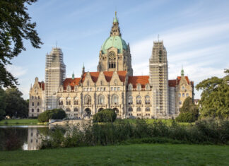 StVO-Novelle: Neues Verkehrsschild „Ladebereich“ hängt in der Karmarschstraße Neues Rathaus Hannover