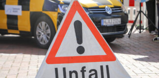 Symbolbild / Warnaufsteller Unfall