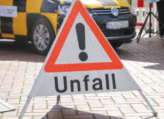 symbolbild / warnaufsteller unfall