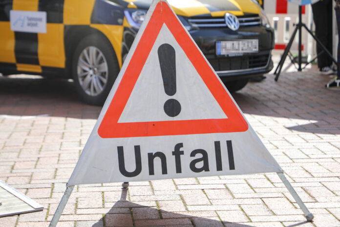 Symbolbild / Warnaufsteller Unfall