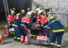 Nach der Rettung aus der Halle mittels dem Dreibock wird der Patient an den Rettungsdienst übergeben