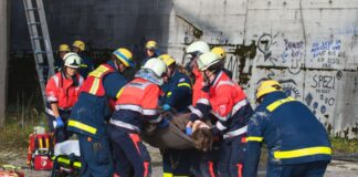 Nach der Rettung aus der Halle mittels dem Dreibock wird der Patient an den Rettungsdienst übergeben