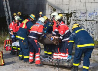 Zum Glück nur eine Übung: Sturmtief Jupiter beschäftigt Rettungskräfte in der Region Hannover Nach der Rettung aus der Halle mittels dem Dreibock wird der Patient an den Rettungsdienst übergeben